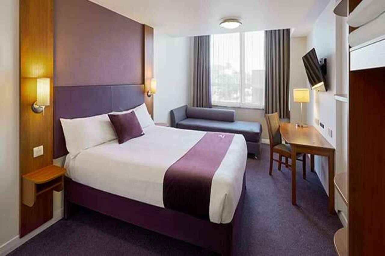 Premier Inn Sunbury - Kempton Park Экстерьер фото