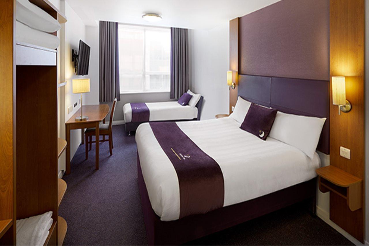 Premier Inn Sunbury - Kempton Park Экстерьер фото