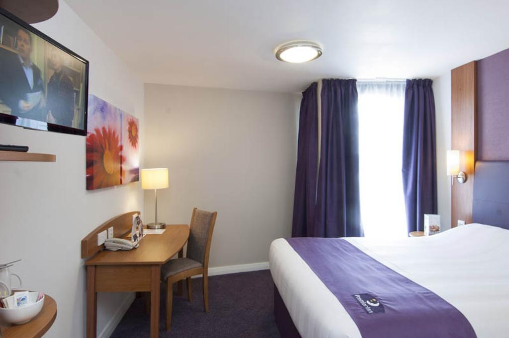 Premier Inn Sunbury - Kempton Park Номер фото