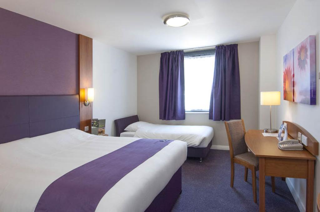 Premier Inn Sunbury - Kempton Park Номер фото