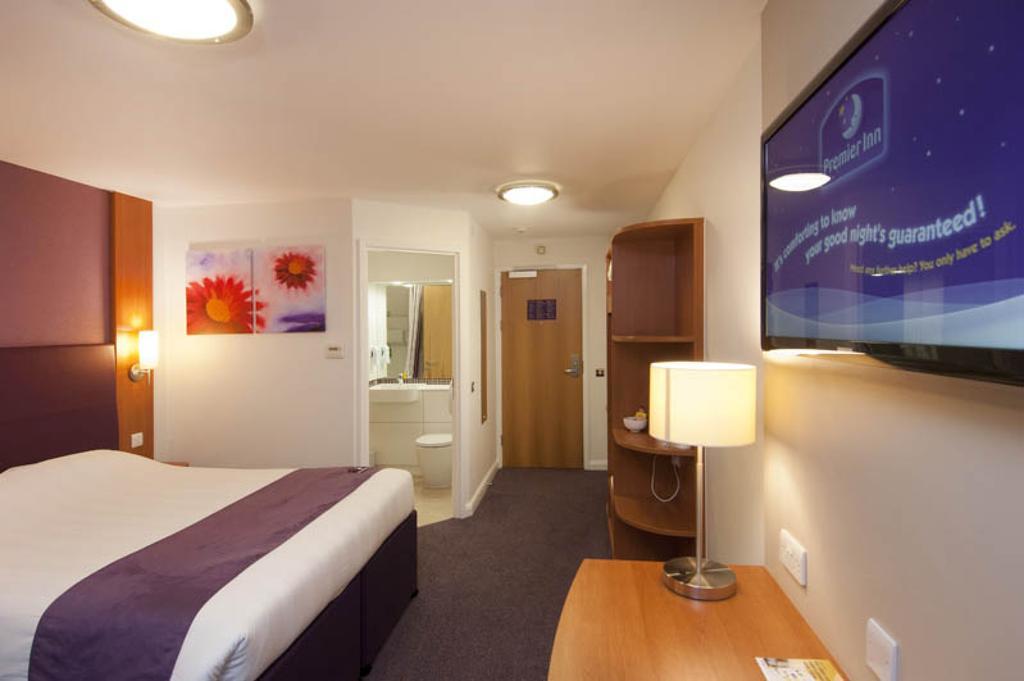 Premier Inn Sunbury - Kempton Park Экстерьер фото