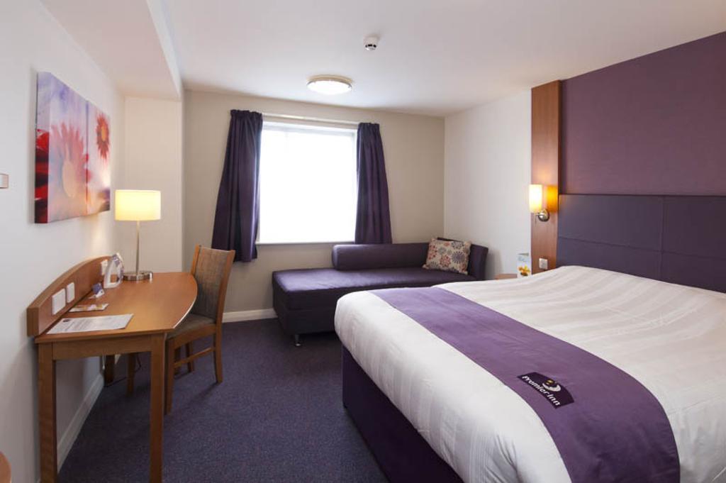 Premier Inn Sunbury - Kempton Park Экстерьер фото