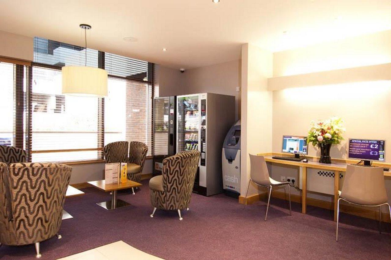 Premier Inn Sunbury - Kempton Park Экстерьер фото