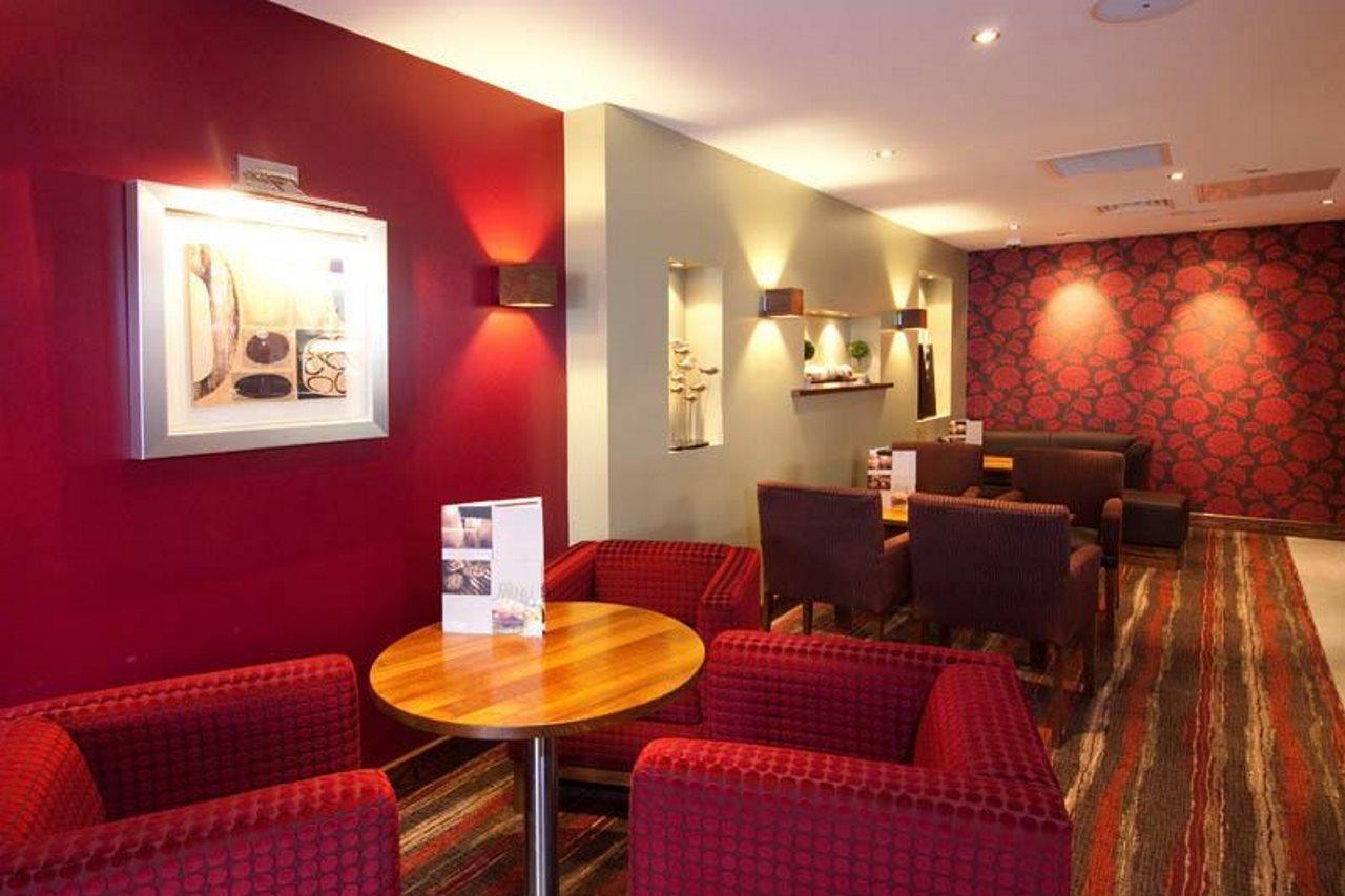 Premier Inn Sunbury - Kempton Park Экстерьер фото