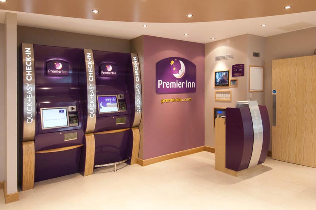 Premier Inn Sunbury - Kempton Park Экстерьер фото