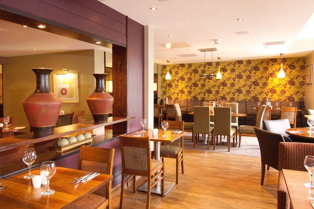 Premier Inn Sunbury - Kempton Park Экстерьер фото