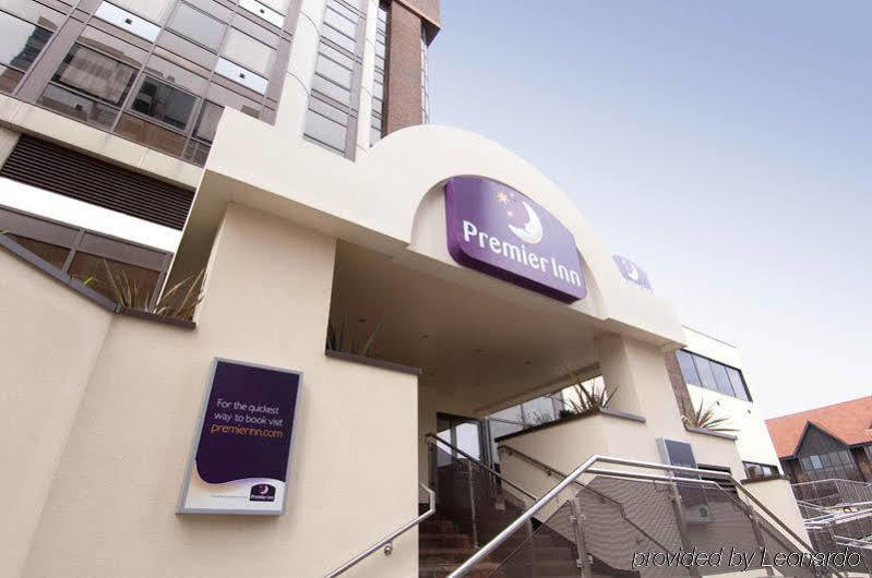 Premier Inn Sunbury - Kempton Park Экстерьер фото