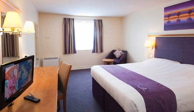 Premier Inn Sunbury - Kempton Park Экстерьер фото